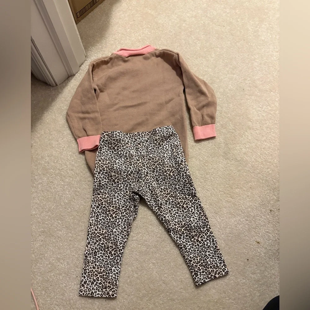 🌸5/$50🌸 Toddler girls Leopard Sweater and leopard print Leggings Set - Picture 2 of 3